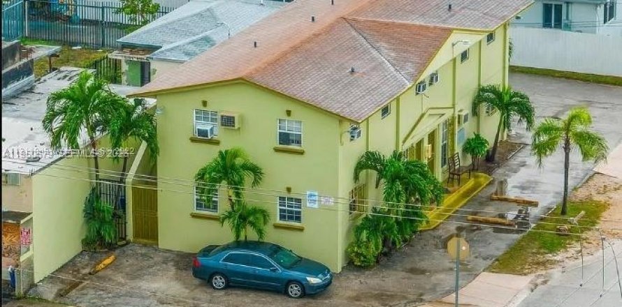 House in Miami, Florida 2 bedrooms, 271.27 sq.m. № 2153103