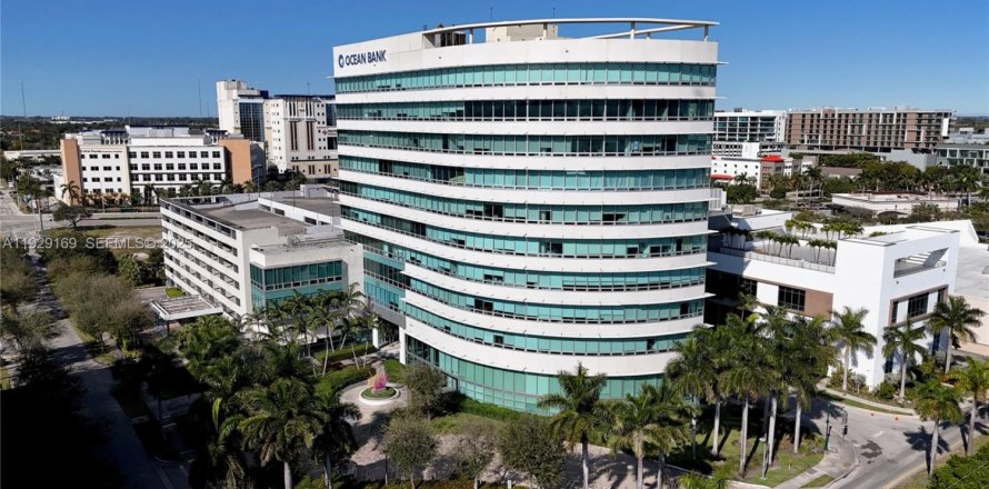 Commercial property in Aventura, Florida № 2076873
