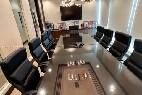 Commercial property in Aventura, Florida № 2076873 - photo 2
