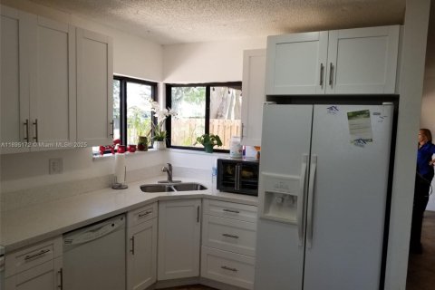 House in Miami, Florida 3 bedrooms, 137.5 sq.m. № 1947547 - photo 13