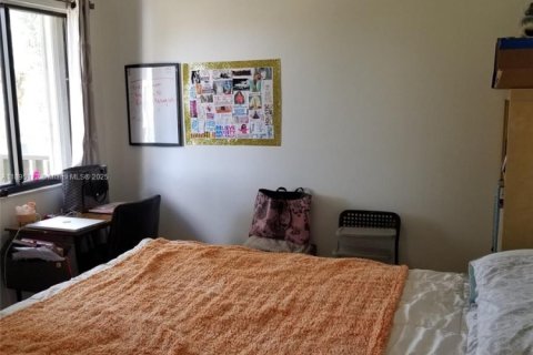 House in Miami, Florida 3 bedrooms, 137.5 sq.m. № 1947547 - photo 26