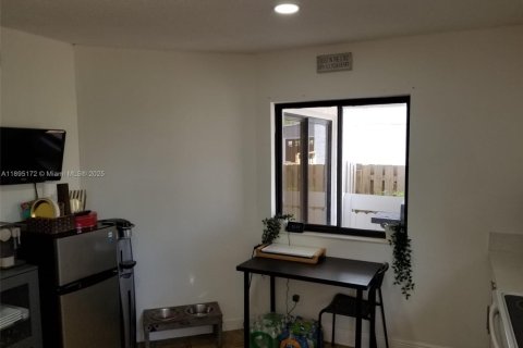 House in Miami, Florida 3 bedrooms, 137.5 sq.m. № 1947547 - photo 14