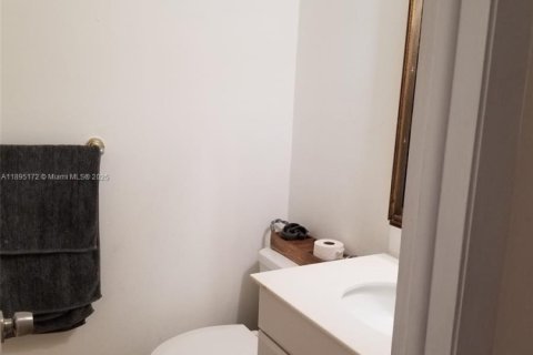 House in Miami, Florida 3 bedrooms, 137.5 sq.m. № 1947547 - photo 12