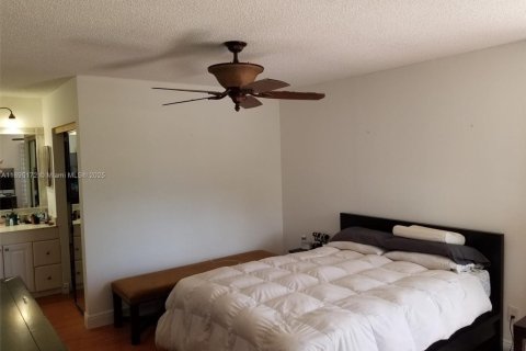 House in Miami, Florida 3 bedrooms, 137.5 sq.m. № 1947547 - photo 18