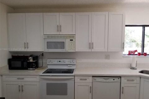 House in Miami, Florida 3 bedrooms, 137.5 sq.m. № 1947547 - photo 15