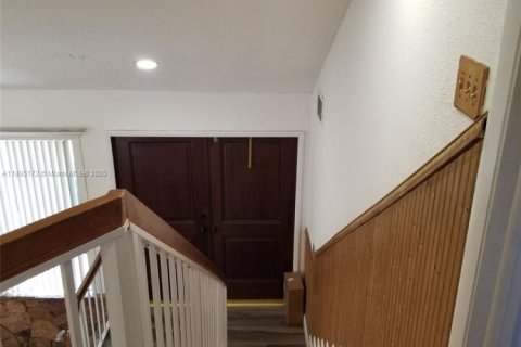 House in Miami, Florida 3 bedrooms, 137.5 sq.m. № 1947547 - photo 10