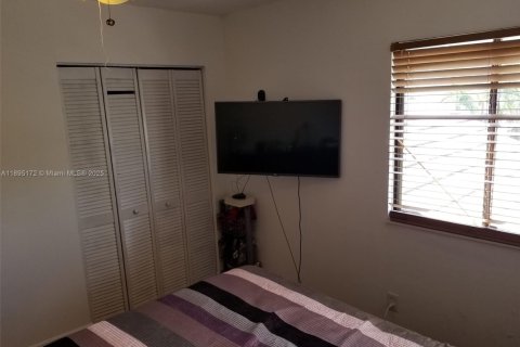 House in Miami, Florida 3 bedrooms, 137.5 sq.m. № 1947547 - photo 30