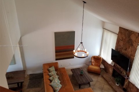 House in Miami, Florida 3 bedrooms, 137.5 sq.m. № 1947547 - photo 2