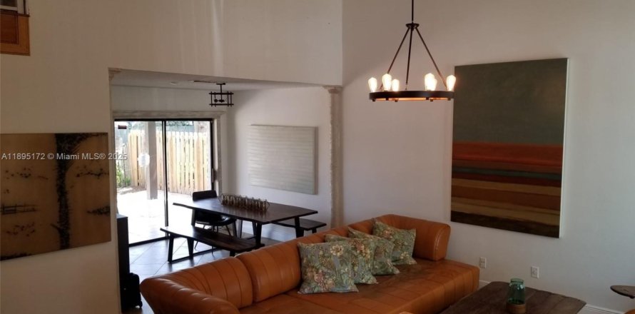 House in Miami, Florida 3 bedrooms, 137.5 sq.m. № 1947547