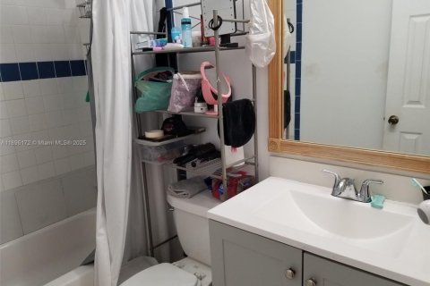 House in Miami, Florida 3 bedrooms, 137.5 sq.m. № 1947547 - photo 28