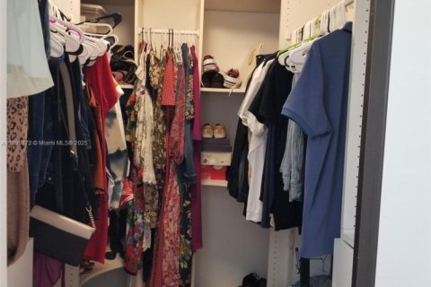 House in Miami, Florida 3 bedrooms, 137.5 sq.m. № 1947547 - photo 23