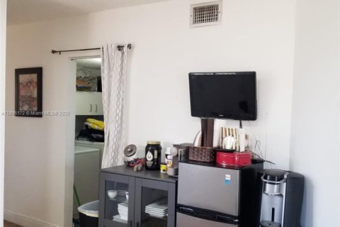 House in Miami, Florida 3 bedrooms, 137.5 sq.m. № 1947547 - photo 17