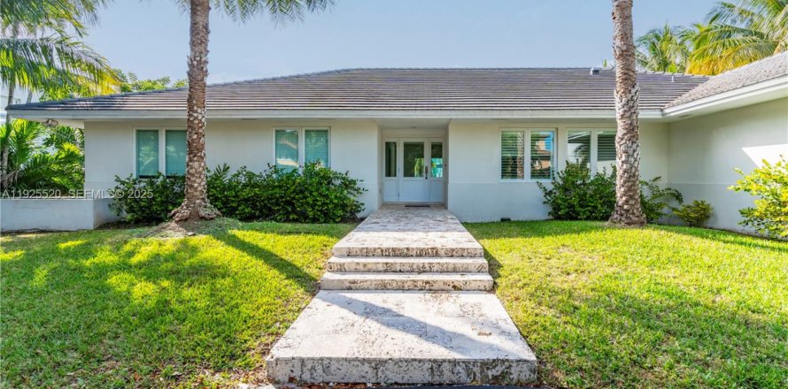 Casa en Coral Gables, Florida 4 dormitorios, 251.67 m2 № 1984522