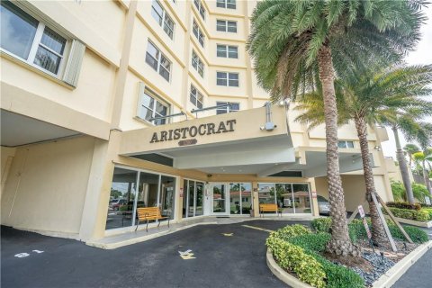 Condo in Pompano Beach, Florida, 2 bedrooms № 2260480 - photo 4