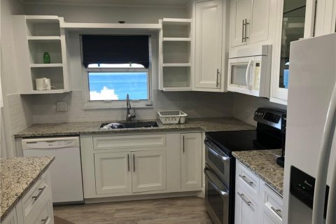 Condo in Pompano Beach, Florida, 2 bedrooms № 2260480 - photo 10
