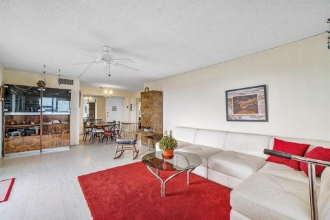 Condo in Pompano Beach, Florida, 2 bedrooms № 2260480 - photo 2