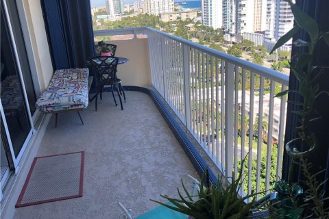 Condo in Pompano Beach, Florida, 2 bedrooms № 2260480 - photo 11