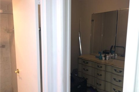 Condo in Pompano Beach, Florida, 2 bedrooms № 2260480 - photo 23