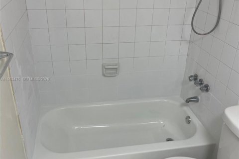 Condominio en alquiler en North Lauderdale, Florida, 1 dormitorio, 77.11 m2 № 2025852 - foto 21