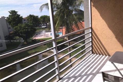 Condominio en alquiler en North Lauderdale, Florida, 1 dormitorio, 77.11 m2 № 2025852 - foto 3