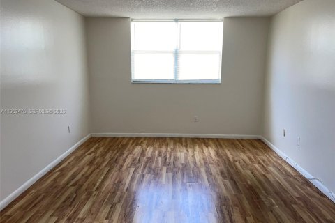 Condominio en alquiler en North Lauderdale, Florida, 1 dormitorio, 77.11 m2 № 2025852 - foto 11