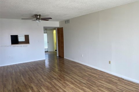 Condominio en alquiler en North Lauderdale, Florida, 1 dormitorio, 77.11 m2 № 2025852 - foto 18