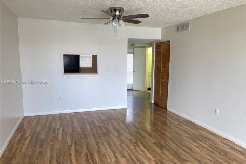 Condominio en alquiler en North Lauderdale, Florida, 1 dormitorio, 77.11 m2 № 2025852 - foto 19