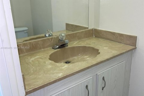 Condominio en alquiler en North Lauderdale, Florida, 1 dormitorio, 77.11 m2 № 2025852 - foto 14