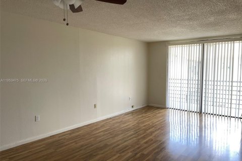Condominio en alquiler en North Lauderdale, Florida, 1 dormitorio, 77.11 m2 № 2025852 - foto 17