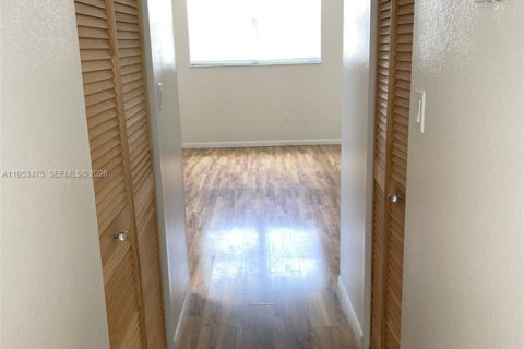 Condominio en alquiler en North Lauderdale, Florida, 1 dormitorio, 77.11 m2 № 2025852 - foto 16