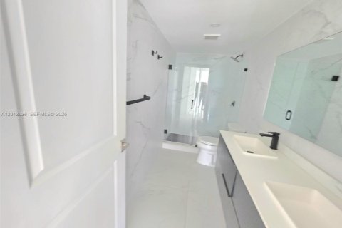 Copropriété à louer à Miami, Floride: 2 chambres, 181.16 m2 № 2076074 - photo 12