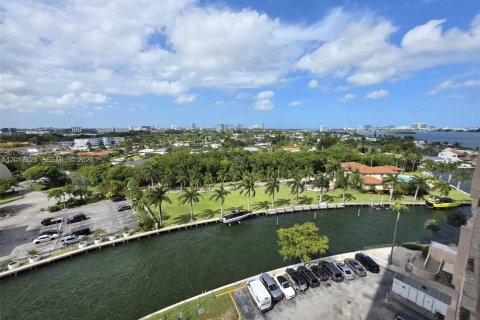Copropriété à louer à Miami, Floride: 2 chambres, 181.16 m2 № 2076074 - photo 17