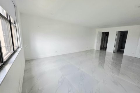 Copropriété à louer à Miami, Floride: 2 chambres, 181.16 m2 № 2076074 - photo 15