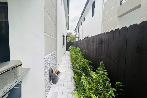 Townhouse in Fort Lauderdale, Florida 3 bedrooms, 235.79 sq.m. № 2086852 - photo 24