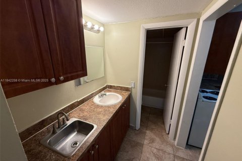 Condominio en venta en Hialeah, Florida, 1 dormitorio, 35.49 m2 № 1834535 - foto 7