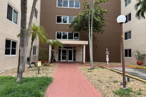 Condominio en venta en Hialeah, Florida, 1 dormitorio, 35.49 m2 № 1834535 - foto 1