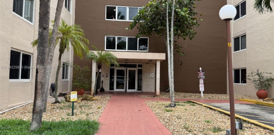 Condominio en Hialeah, Florida, 1 dormitorio  № 1834535