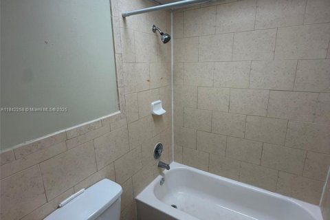 Condominio en venta en Hialeah, Florida, 1 dormitorio, 35.49 m2 № 1834535 - foto 11