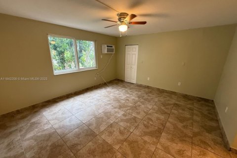 Condominio en venta en Hialeah, Florida, 1 dormitorio, 35.49 m2 № 1834535 - foto 12