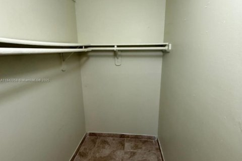 Condominio en venta en Hialeah, Florida, 1 dormitorio, 35.49 m2 № 1834535 - foto 14