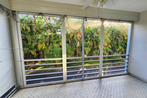 Condo in Hallandale Beach, Florida, 1 bedroom  № 1999041 - photo 11