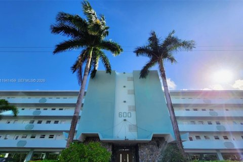 Condo in Hallandale Beach, Florida, 1 bedroom  № 1999041 - photo 17