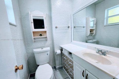 Condo in Hallandale Beach, Florida, 1 bedroom  № 1999041 - photo 13