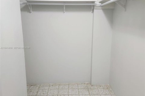 Condo in Hallandale Beach, Florida, 1 bedroom  № 1999041 - photo 14