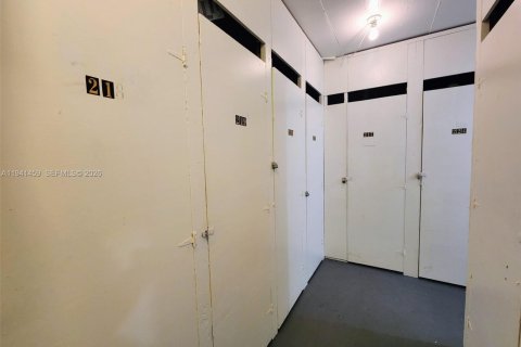 Condo in Hallandale Beach, Florida, 1 bedroom  № 1999041 - photo 16