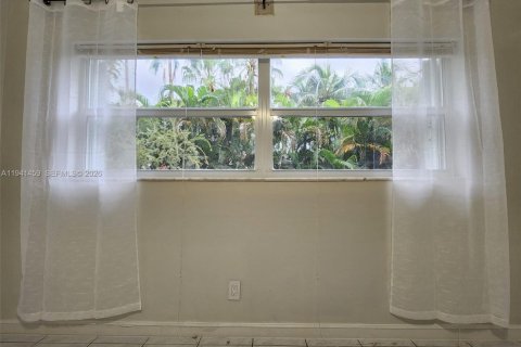 Condo in Hallandale Beach, Florida, 1 bedroom  № 1999041 - photo 15