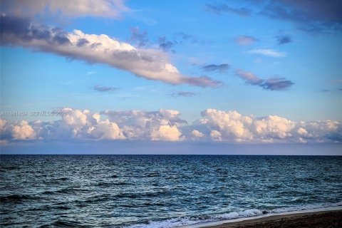 Condo in Hallandale Beach, Florida, 1 bedroom  № 1999041 - photo 9