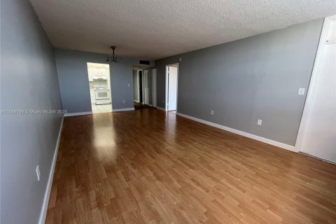 Condominio en venta en Pembroke Pines, Florida, 1 dormitorio, 68.75 m2 № 1823811 - foto 12