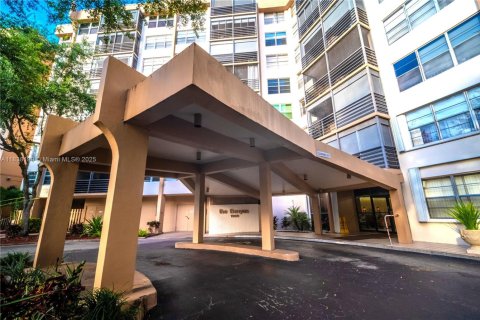 Condominio en venta en Pembroke Pines, Florida, 1 dormitorio, 68.75 m2 № 1823811 - foto 1