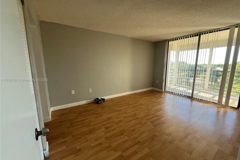 Condominio en venta en Pembroke Pines, Florida, 1 dormitorio, 68.75 m2 № 1823811 - foto 6